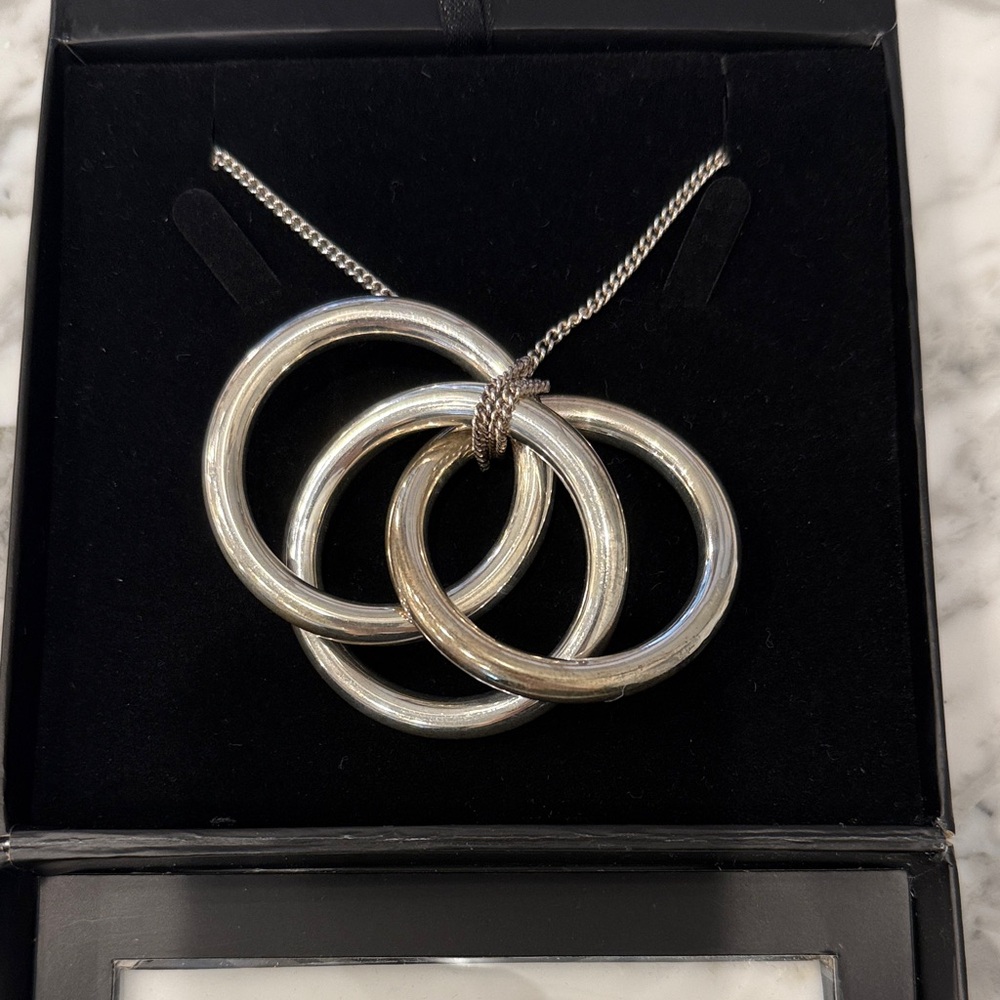Momma’s Jewels Elegant Silver Interlocking Teething Necklace